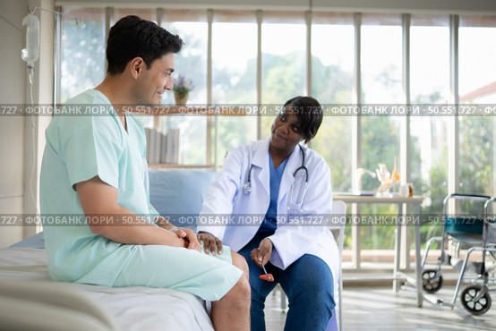 Doctor examining knee joint function of patient in hospital, Medical health care. Стоковое фото, агентство Ingram Publishing / Фотобанк Лори