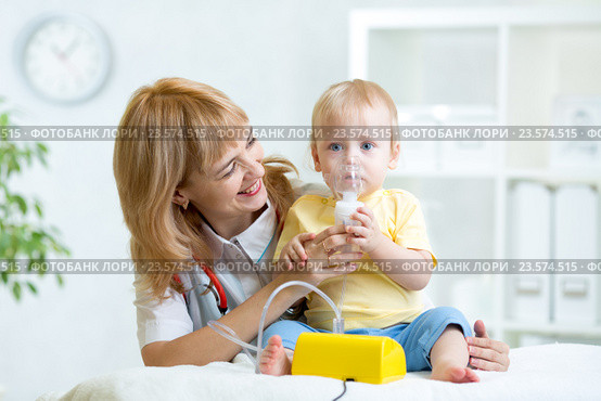 Doctor holding inhaler mask for child breathing. Стоковое фото, фотограф Оксана Кузьмина / Фотобанк Лори