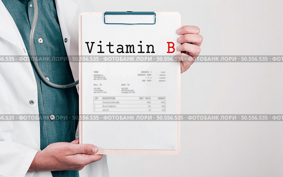 Doctor holding Paper Pad with Text Vitamin B. Стоковое фото, агентство Ingram Publishing / Фотобанк Лори