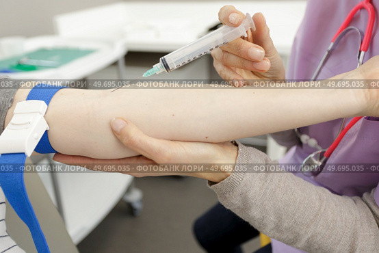 doctor inject vaccine to patient. Стоковое фото, агентство Ingram Publishing / Фотобанк Лори