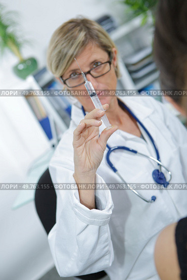 doctor is ready to inject the medicine. Стоковое фото, агентство Ingram Publishing / Фотобанк Лори