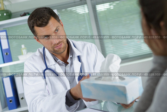 doctor passing box of tissues to patient. Стоковое фото, агентство Ingram Publishing / Фотобанк Лори