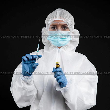 doctor preparing coronavirus vaccine. Стоковое фото, агентство Ingram Publishing / Фотобанк Лори
