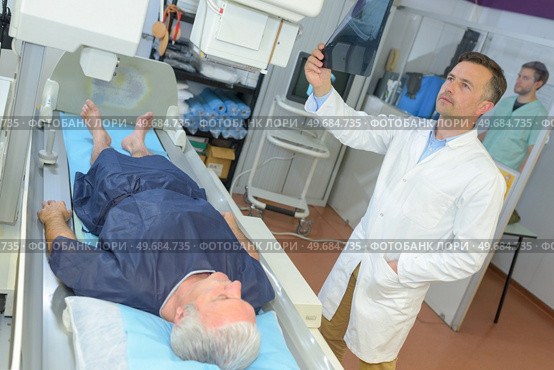 doctor preparing senior patient for xray. Стоковое фото, агентство Ingram Publishing / Фотобанк Лори