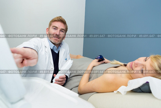 doctor showing screen to patient in clinic. Стоковое фото, агентство Ingram Publishing / Фотобанк Лори