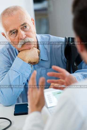 doctor talking to senior man. Стоковое фото, агентство Ingram Publishing / Фотобанк Лори