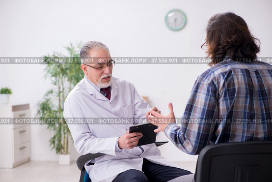 Doctor visiting patient in the hospital. Стоковое фото, фотограф Elnur / Фотобанк Лори