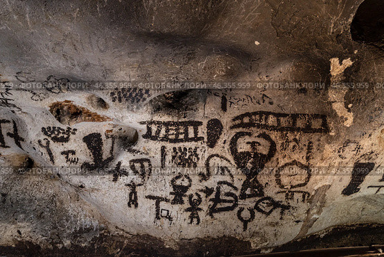 Доисторические рисунки в пещере Магура (Magura Cave) на северо-западе Болгарии, недалеко от Белоградчика ( Belogradchik), провинция Видин (Vidin) (2019 год). Стоковое фото, фотограф Дымов Игорь / Фотобанк Лори