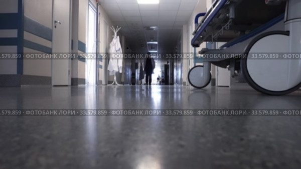 Доктор идет по коридору больницы. Стоковое видео, видеограф Beerkoff / Фотобанк Лори