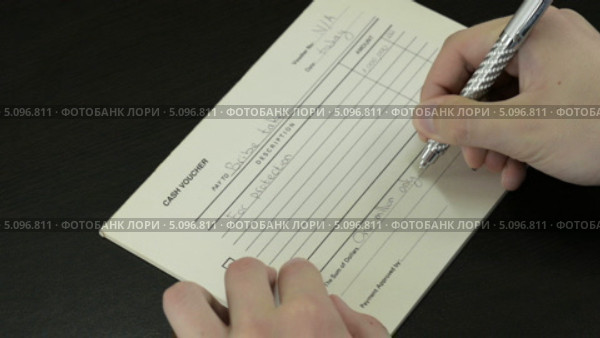 Документальное оформление взятки в один миллион долларов в бухгалтерии зарубежного криминального синдиката. Стоковое видео, видеограф verbaska / Фотобанк Лори
