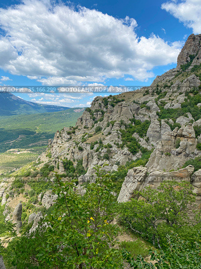Долина привидений. Урочище Демерджи, Крым (2020 год). Редакционное фото, фотограф Мария Кылосова / Фотобанк Лори