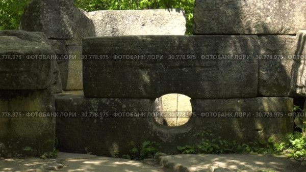 Дольмен в долине реки Жане. Dolmen in the valley of the river Zhane. Стоковое видео, видеограф Евгений Романов / Фотобанк Лори