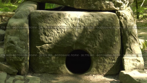 Дольмен в долине реки Жане. Dolmen in the valley of the river Zhane. Стоковое видео, видеограф Евгений Романов / Фотобанк Лори