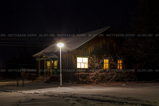 Дом и фонарь в деревне вечером (2016 год). Стоковое фото, фотограф Дмитрий Тищенко / Фотобанк Лори