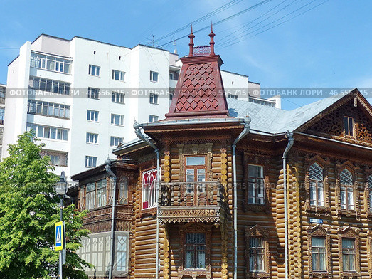 Дом купцов Агафуровых, прекрасно выглядят и в наше время. Красивый, украшенный деревянной резьбой, этот дом притягивает взгляд любого. Сейчас в этой доме – музей быта старого Екатеринбурга, ул. Сакко и Ванцетти, 28 (2024 год). Редакционное фото, фотограф Сергей Елизарьев / Фотобанк Лори