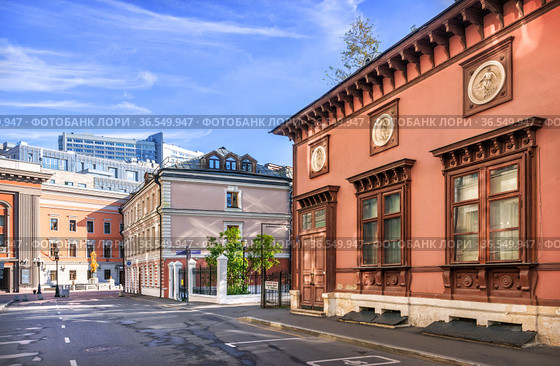 Дом Лопыревского в переулке на Арбате в Москве (2021 год). Редакционное фото, фотограф Baturina Yuliya / Фотобанк Лори