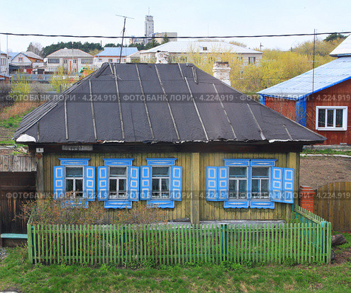 Дом под толевой крышей (2012 год). Стоковое фото, фотограф Анатолий Матвейчук / Фотобанк Лори