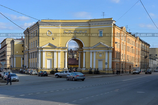 Дом с аркой на Лермонтовском проспекте, 12 в Санкт-Петербурге (2012 год). Стоковое фото, фотограф Александр Алексеев / Фотобанк Лори