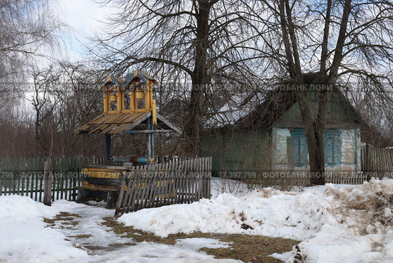 Дом с колодцем села Казаричи Брянской области (2022 год). Редакционное фото, фотограф Дмитрий Неумоин / Фотобанк Лори