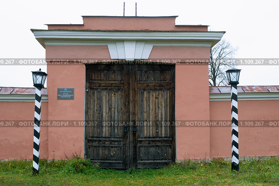 Дом станционного смотрителя. Ворота. Выра (2008 год). Редакционное фото, фотограф Александр Щепин / Фотобанк Лори