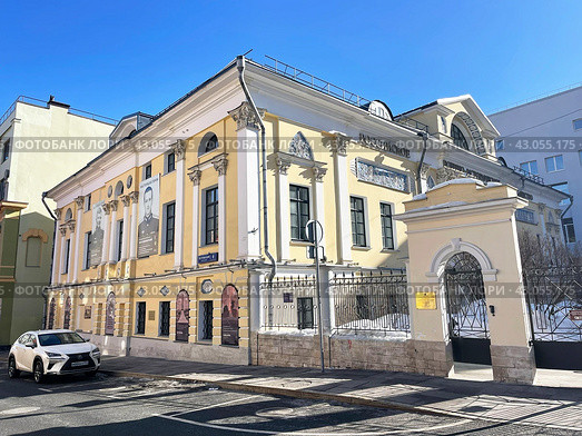Дом Трубецких 1817 года постройки Москва, Петровский переулок, дом 6, строение 1. Российское военно-историческое общество. Редакционное фото, фотограф Овчинникова Ирина / Фотобанк Лори