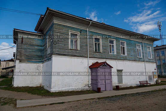 Дом в посёлке Пинега, Архангельская область (2022 год). Стоковое фото, фотограф Николай Гернет / Фотобанк Лори