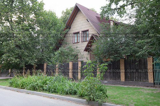 Дом в поселке Сокол в Москве. Район Сокол (2024 год). Редакционное фото, фотограф Evgenia Shevardina / Фотобанк Лори