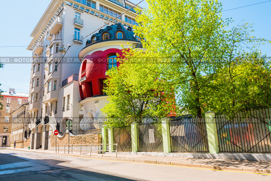 Дом-яйцо на улице Машкова. Солнечный весенний день. Москва (2022 год). Редакционное фото, фотограф E. O. / Фотобанк Лори