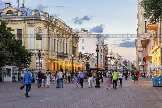 Дома и кафе на Арбате в Москве (2024 год). Редакционное фото, фотограф Андрей Бойков / Фотобанк Лори
