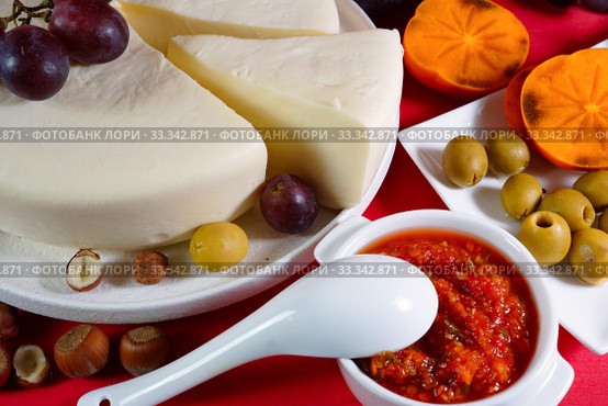 Домашний сыр сулугуни. Натюрморт с сыром, хурмой и соусом аджика. Домашнее приготовление. Стоковое фото, фотограф ирина реброва / Фотобанк Лори