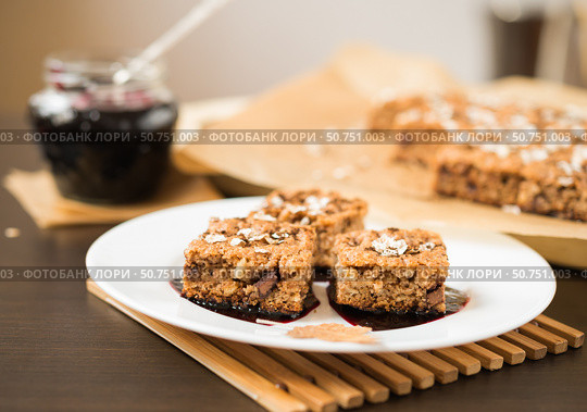 Домашняя выпечка. Овсяный пирог с черничным джемом. Сладкий десерт. Homemade baking. Sweet Dessert. Oatmeal cake with blueberry jam. Стоковое фото, фотограф AllNikArt / Фотобанк Лори