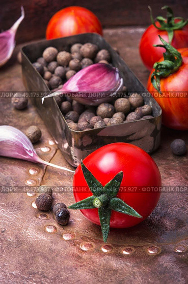 domestic pickle tomato. Summer harvest tomato and pepper peas with garlic for pickling. Стоковое фото, агентство Ingram Publishing / Фотобанк Лори