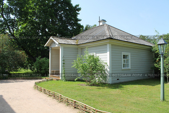 Домик няни в селе Михайловском (2013 год). Редакционное фото, фотограф Олег Зоркий / Фотобанк Лори