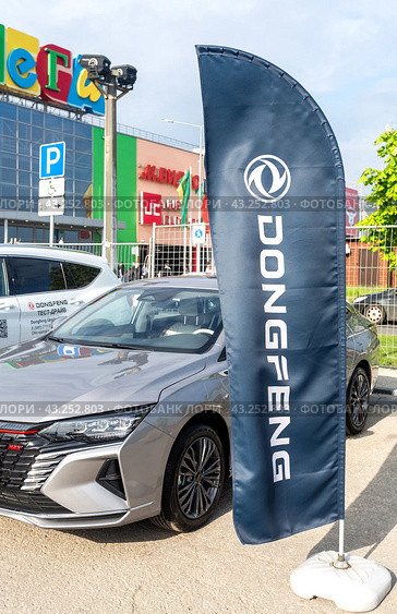 Dongfeng vehicle at the city street. Dongfeng Motor is a Chinese automaker (2024 год). Редакционное фото, фотограф FotograFF / Фотобанк Лори
