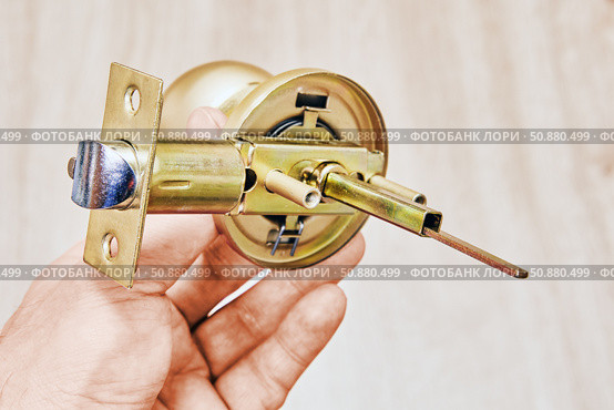 Door knob mechanism with latch assembly, spring loaded bolt system, cylindrical spindle and internal components in detailed view. Стоковое фото, фотограф Владимир Григорьев / Фотобанк Лори