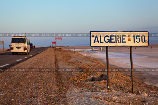 Дорога в Алжир через соленое озеро Chott El Jerid на рассвете (2012 год). Стоковое фото, фотограф Кекяляйнен Андрей / Фотобанк Лори