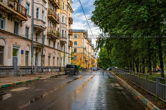 Дорога вдоль сталинок после дождя (2024 год). Редакционное фото, фотограф Илья Старков / Фотобанк Лори