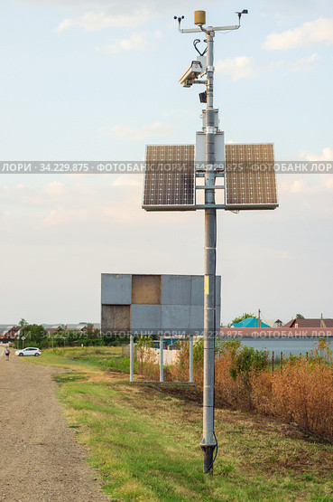 Дорожная метеостанция на солнечных батареях (2020 год). Редакционное фото, фотограф Алексей Букреев / Фотобанк Лори