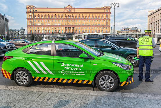 Дорожный патруль. Автомобиль и сотрудник Центра организации дорожного движения (ГКУ ЦОДД) на дежурстве. Лубянская площадь, Москва, Россия (2018 год). Редакционное фото, фотограф Владимир Сергеев / Фотобанк Лори