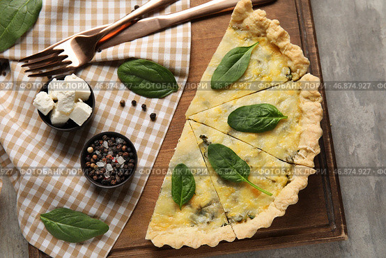 Доска с кусочками вкусного пирога с заварным кремом на сером гранж-фоне. Стоковое фото, фотограф Pixel_shot / Фотобанк Лори
