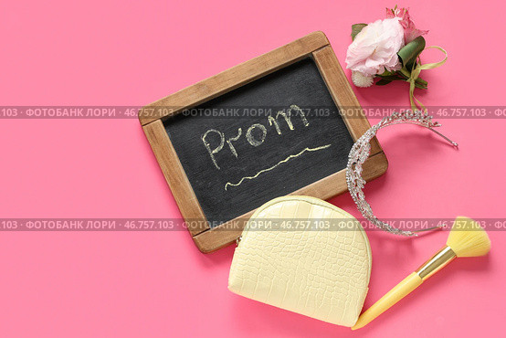 Доска с надписью PROM, женская тиара и косметичка на розовом фоне. Стоковое фото, фотограф Pixel_shot / Фотобанк Лори