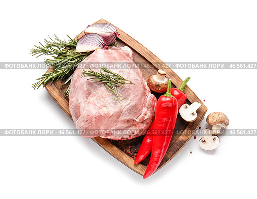 Доска с сырой свининой, розмарином и овощами на белом фоне. Стоковое фото, фотограф Pixel_shot / Фотобанк Лори