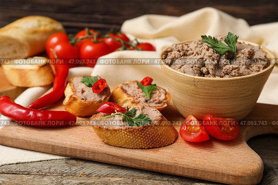 Доска с тостами, миска с вкусным паштетом, петрушка, перец чили и помидоры на деревянном фоне. Стоковое фото, фотограф Pixel_shot / Фотобанк Лори
