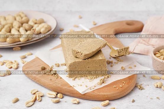 Доска с вкусной халвой и арахисом на белом фоне. Стоковое фото, фотограф Pixel_shot / Фотобанк Лори