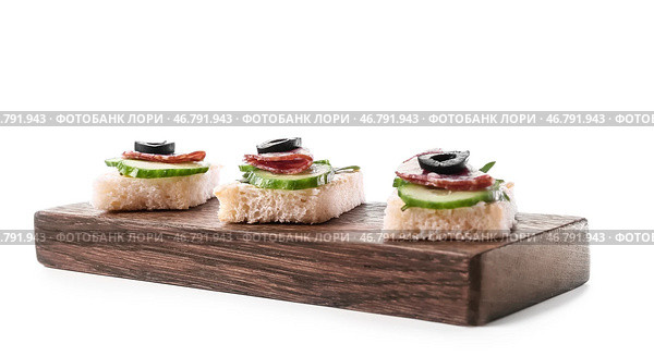 Доска с вкусными канапе на белом фоне. Стоковое фото, фотограф Pixel_shot / Фотобанк Лори