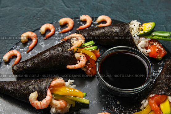 Доска с вкусными суши-конусами, креветками и соевым соусом на темном фоне, крупным планом. Стоковое фото, фотограф Pixel_shot / Фотобанк Лори