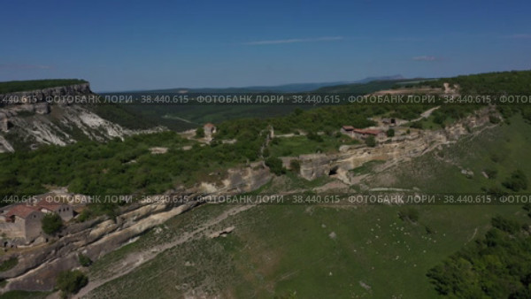 Достопримечательность Крыма - пещерный город Чуфут-Кале. Съемки с коптера (2021 год). Стоковое видео, видеограф Евгений Ковалев / Фотобанк Лори