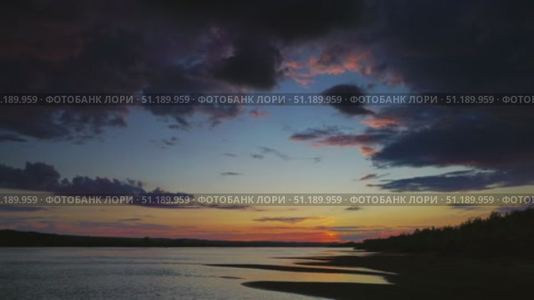 Dramatic red sunset river landscape. Стоковое видео, видеограф Михаил Коханчиков / Фотобанк Лори