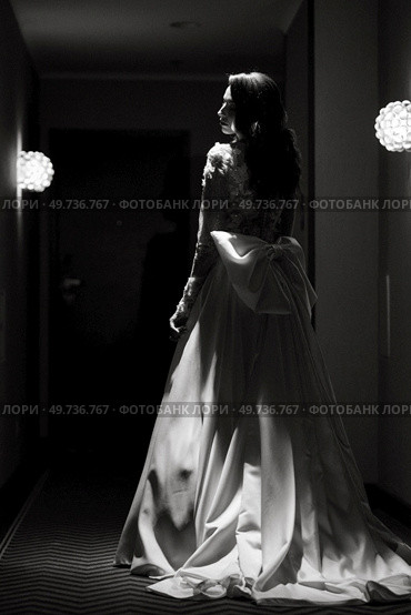 dress up the bride in a wedding dress with corset and lacing. Стоковое фото, агентство Ingram Publishing / Фотобанк Лори