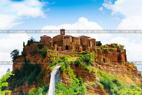Древний город крепость Bagnoregio на скале, Италия (2013 год). Стоковое фото, фотограф Сергей Новиков / Фотобанк Лори